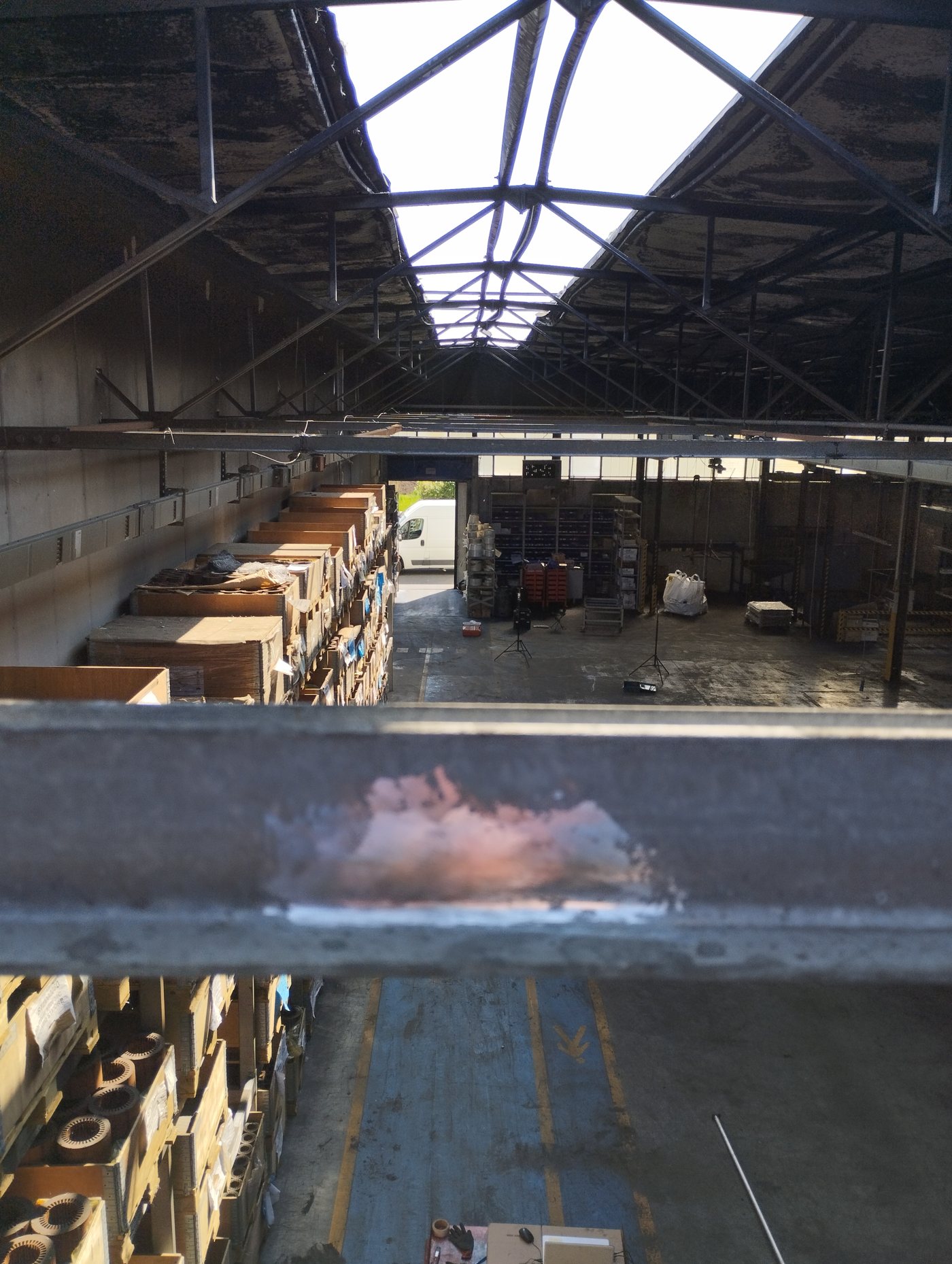 Capriate in acciaio di un capannone industriale dopo un incendio